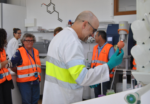 Luis Hernándis elaborando la disolución